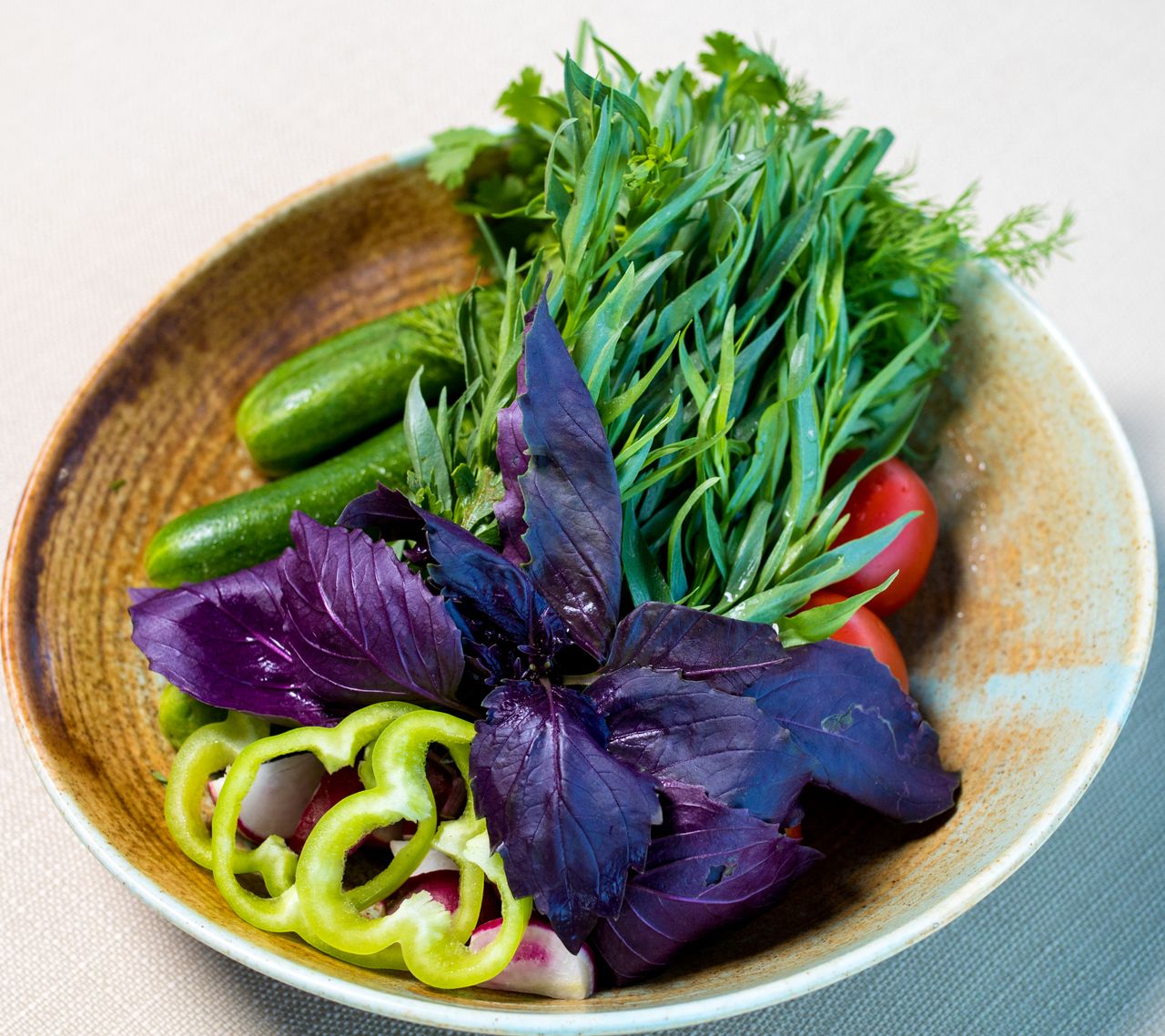 services-02 Colorful assortment of fresh vegetables in a ceramic bowl, perfect for healthy eating.